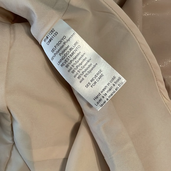 Adelyn Rae Blush champagne colored metallic silky peplum top m - Picture 7 of 7